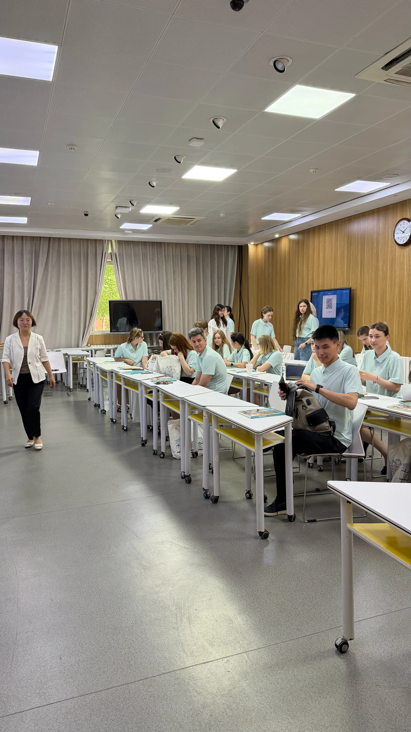 Студенты и преподаватель на прошлой языковой программе в Китае